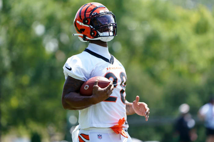 Cincinnati Bengals running back Joe Mixon (28) jogs between drills during Cincinnati Bengals training camp practice, Monday, Aug. 1, 2022, at the practice fields next to Paul Brown Stadium in Cincinnati. Cincinnati Bengals Training Camp Aug 1 0013